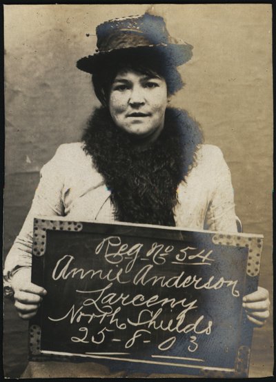 Annie Anderson, arrestata per presunto furto di un orologio, North Shields, UK, 1903 da Unbekannt Unbekannt